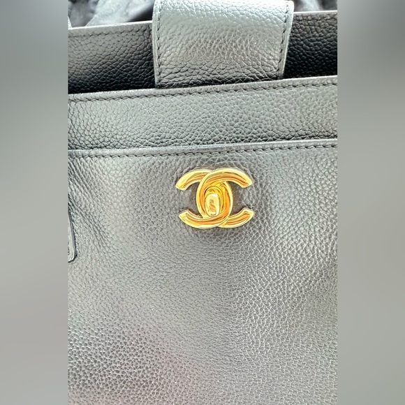 CHANEL Black Leather Medium Executive Cerf Tote - New Pristine Condition - Picture 11 of 14